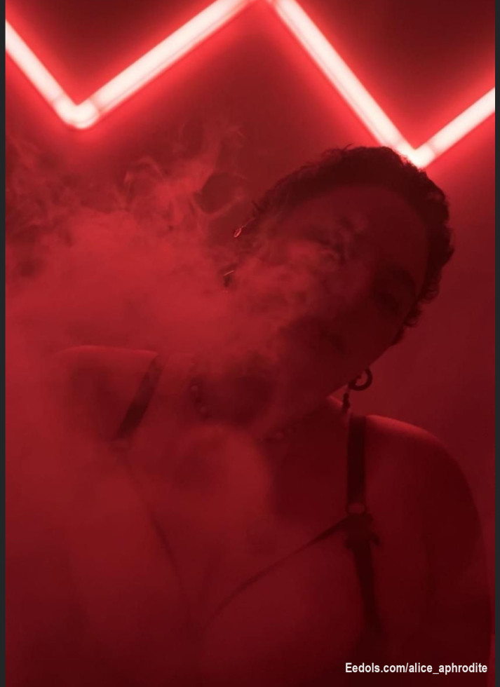 Coucou 🌸 Moi c'est Alice, j'ai 23 ans. 
Je suis coquine et ouverte d'esprit 🤭 Si tu as envie de t'amuser et de te faire plaisir n'hésites pas à t'abonner et à m'envoyer un petit message 😉🔥